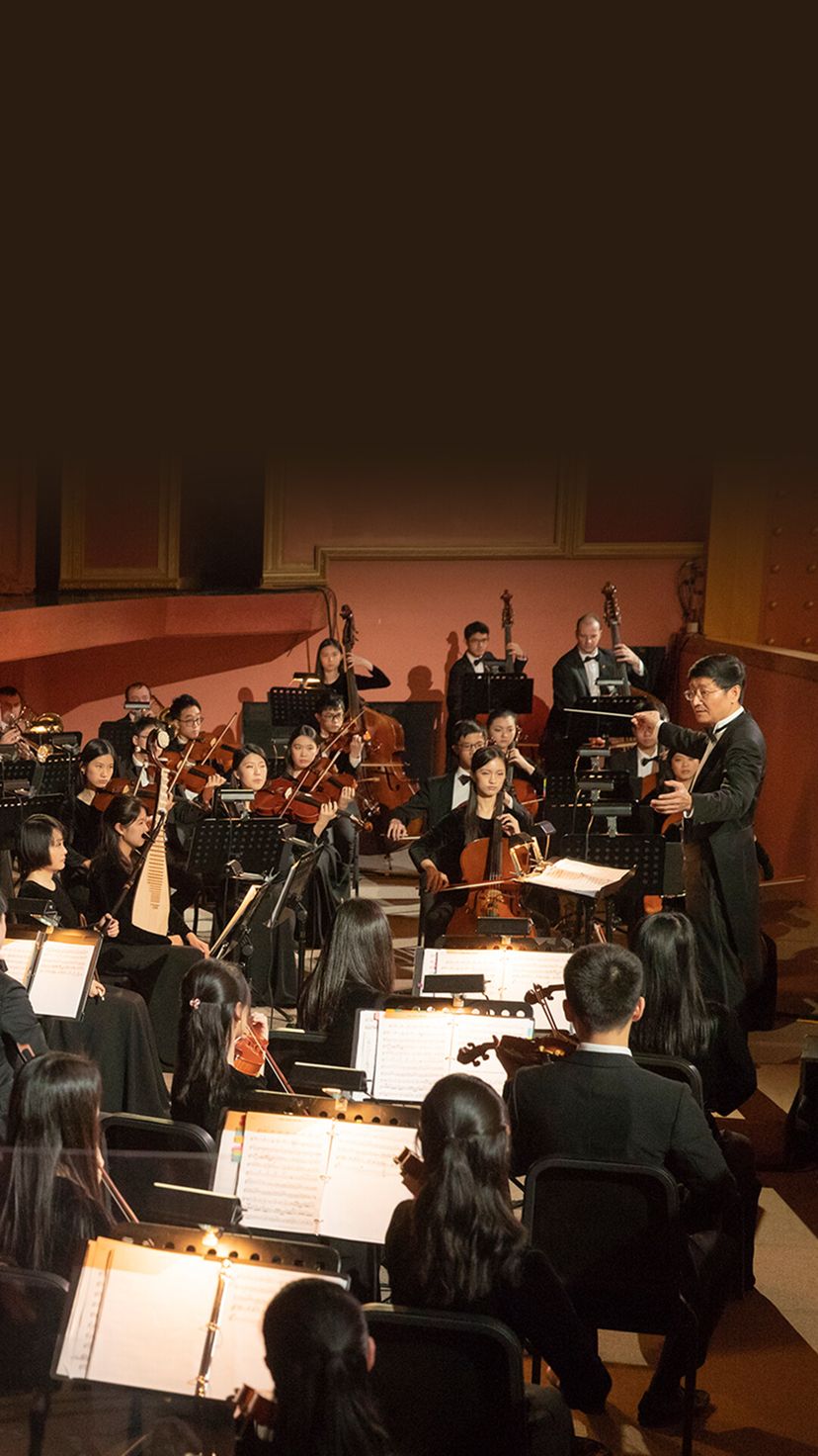 指揮者のもとで演奏する神韻芸術団のオーケストラ
